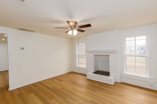 Building Photo - 2 Bedroom Charmer in heart of Columbiana