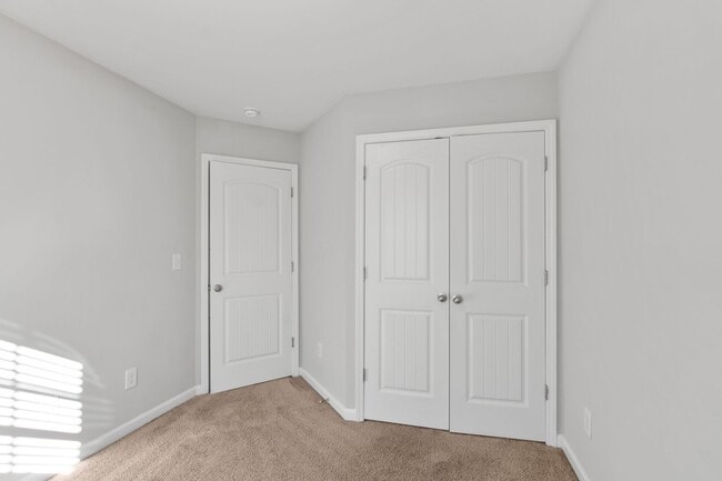 Building Photo - 3 Bedroom Townhome in Jonesboro!