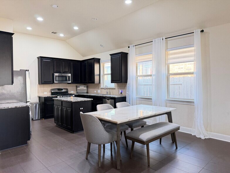 Building Photo - 2432 Granite Hill Dr