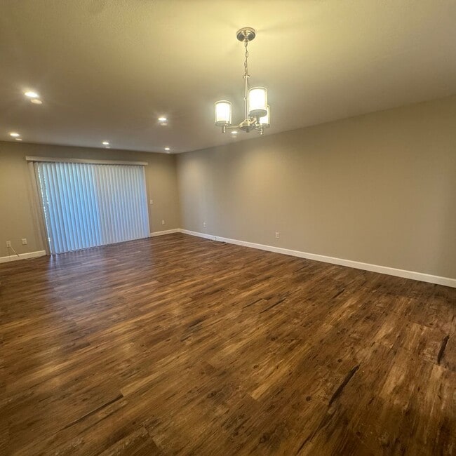 Building Photo - Spacious 2 Bed / 2 Bath Long Beach Condo Near Traffic Circle, CSULB & Belmont Heights