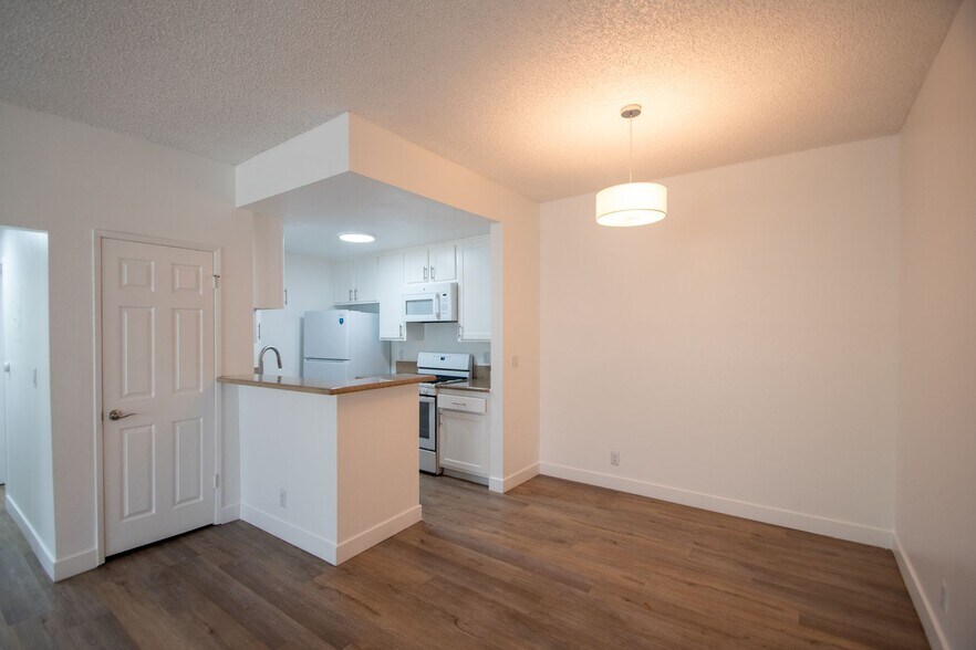 Building Photo - 11594 Moorpark St