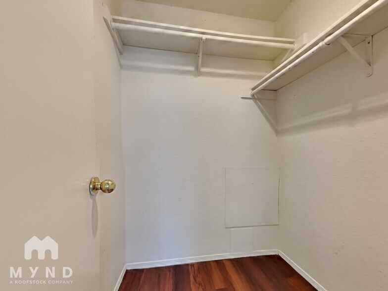 Building Photo - 2214 Creekside Ln