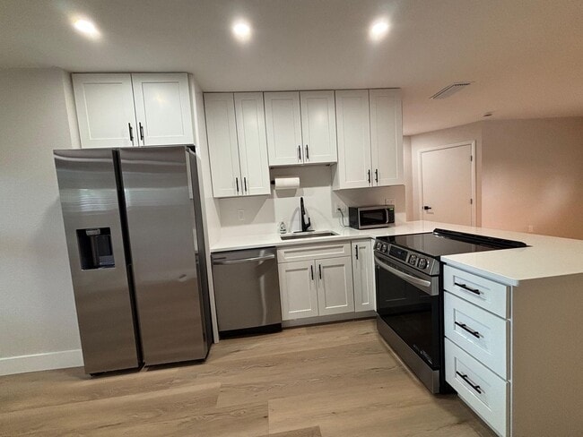 Building Photo - Fully Remodeled 3-Bedroom + Den Home for R...