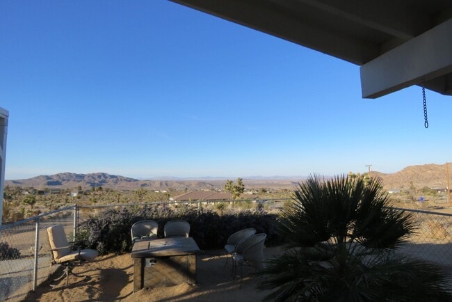 Building Photo - Quiet with Great Views! Available 11/1/25!