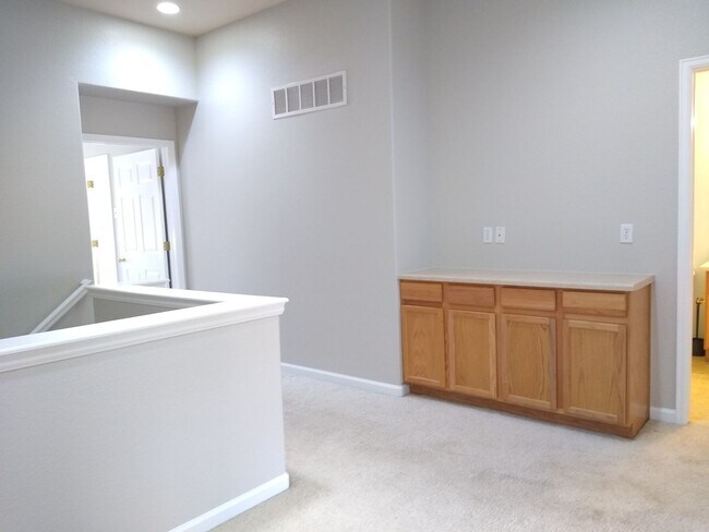 Building Photo - Fabulous Townhome Near Cherry Creek State ...