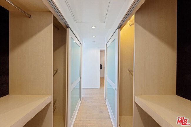 Building Photo - 838 N Doheny Dr