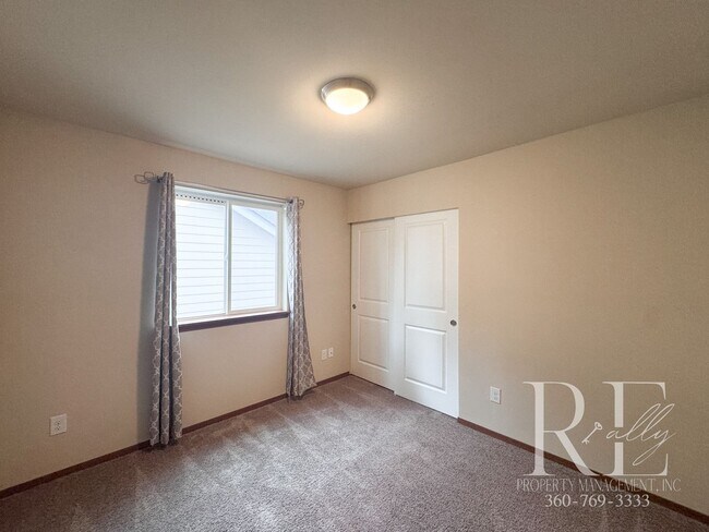 Building Photo - Spacious East Bremerton Home with Vaulted ...