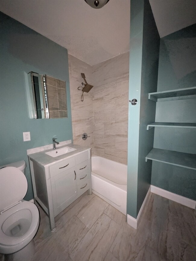 Building Photo - 719 28th St