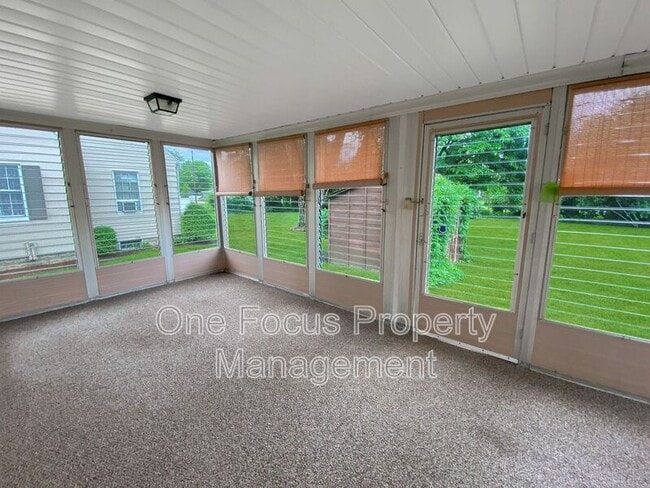 Building Photo - 2216 Lincoln Dr