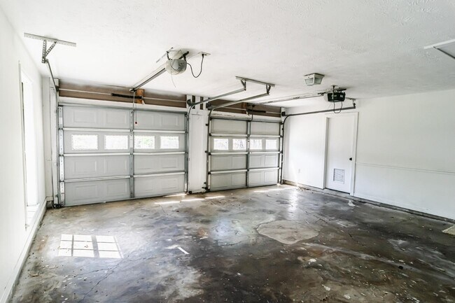Building Photo - 703 Parker Dr