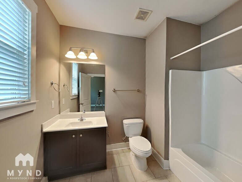 Building Photo - 169 Herring St