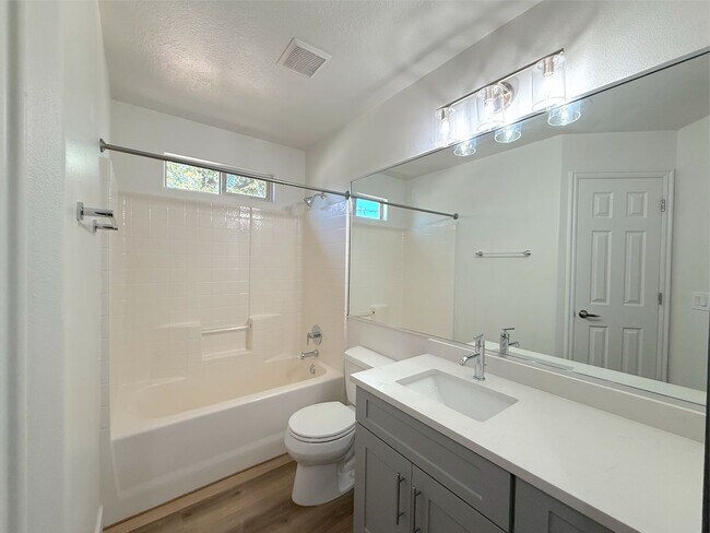 Building Photo - 3 bed, 2 bath home with 2 car garage