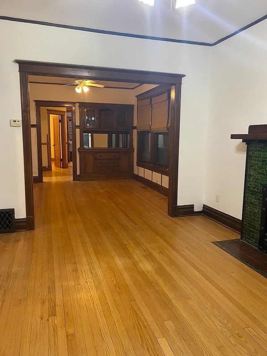 Building Photo - 844 W Aldine Ave