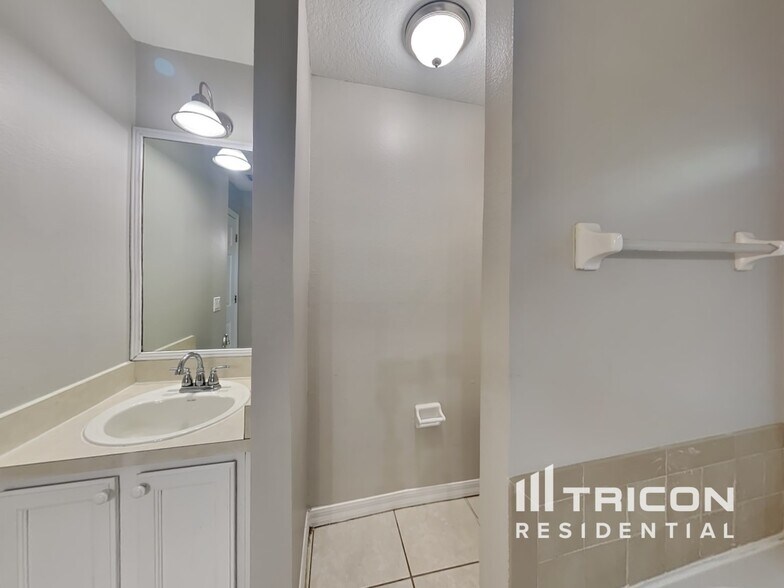 Building Photo - 24 Pineland Ln