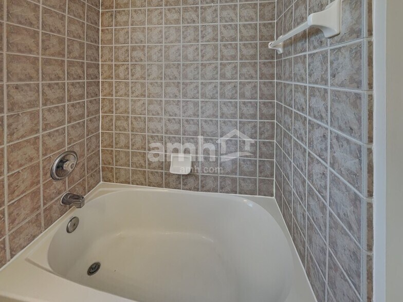 Building Photo - 240 Sweetbrier Branch Ln