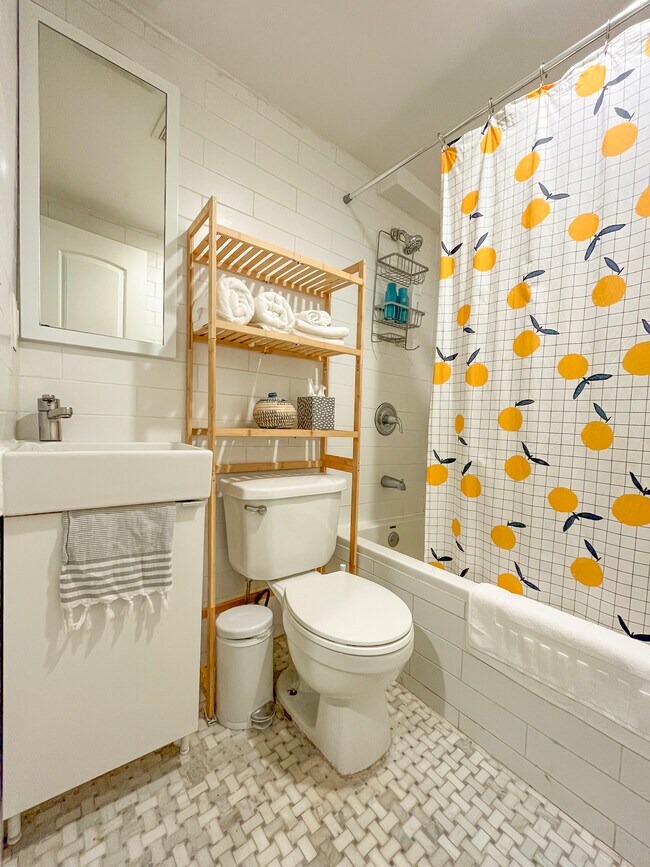 Building Photo - 124 Covert St