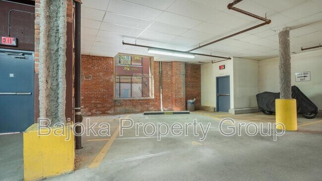 Building Photo - 200 River Pl Dr