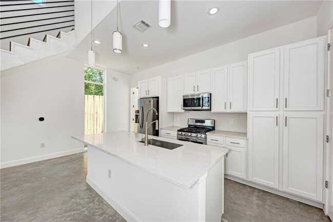 Building Photo - 6111 Begonia Cir
