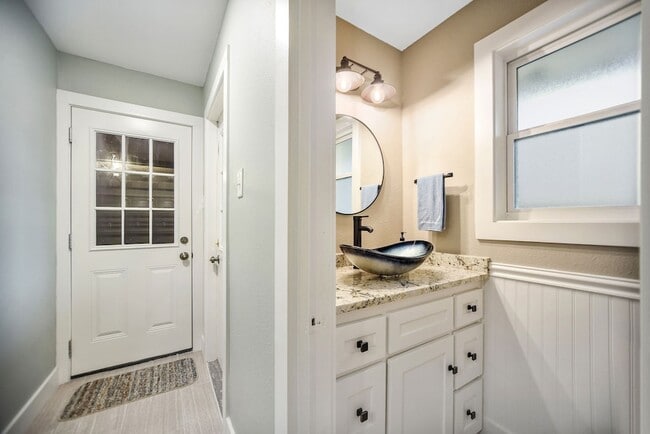 Building Photo - 8 Las Brisas Pl
