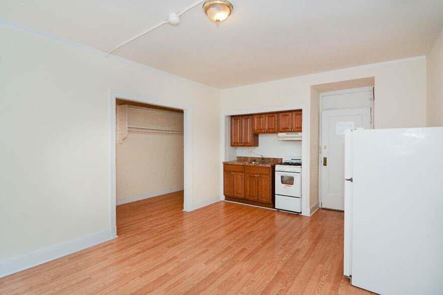 Building Photo - 3335 W Diversey Ave