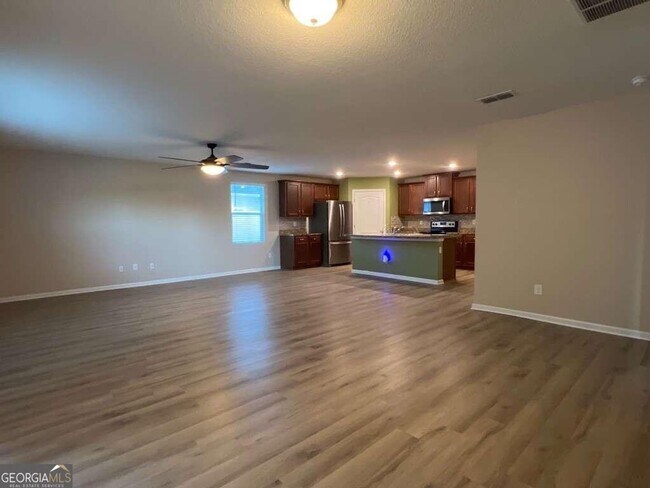 Building Photo - Act Fast on this Beautiful 4BR/2BA