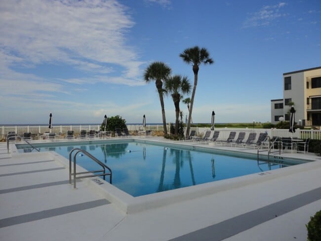 Building Photo - Beautiful MacArthur Beach
