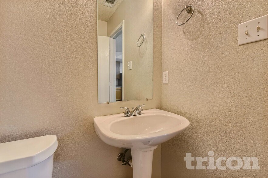 Building Photo - 4877 Trail Hollow Dr