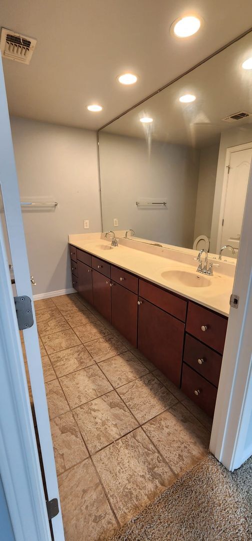 Building Photo - 2/2 Apartment Walking Distance from UT
