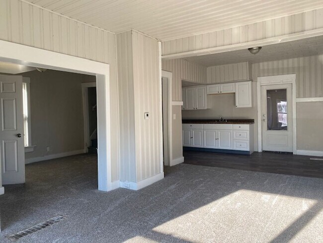 Building Photo - *MOVE IN SPECIAL"- Half off 3rd month's rent!! 2 bed 1 full bath and 1 half bath home for rent in...
