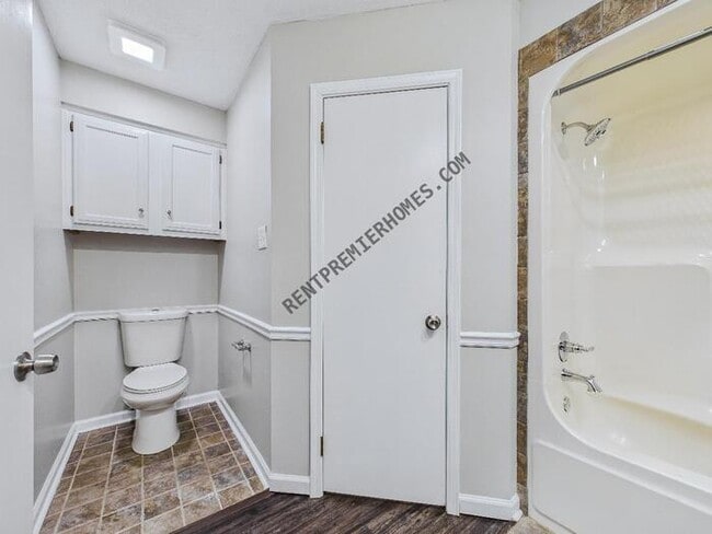 Building Photo - 303 May St