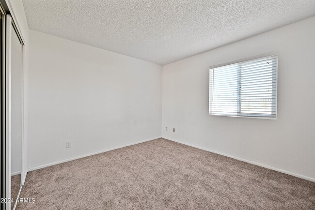 Building Photo - 4211 E Palm Ln
