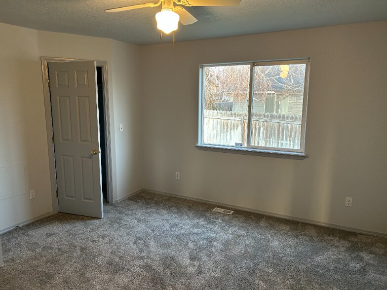 Building Photo - 607 Meadowbrook Dr