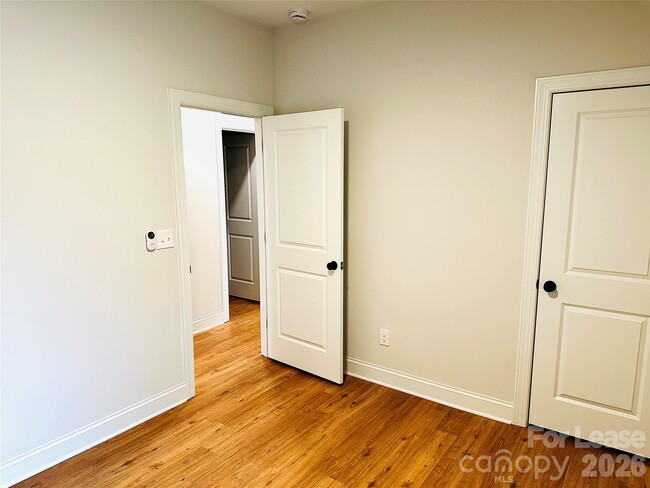 Building Photo - 521 N Linwood Ave