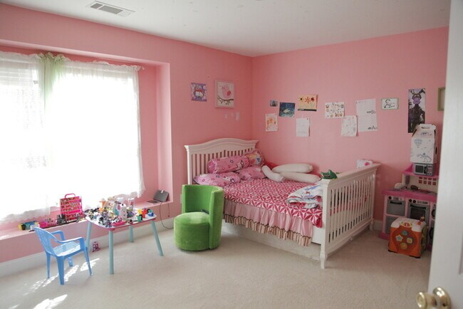 Building Photo - Delightful 3bd/2.5bth home with a private back yard!