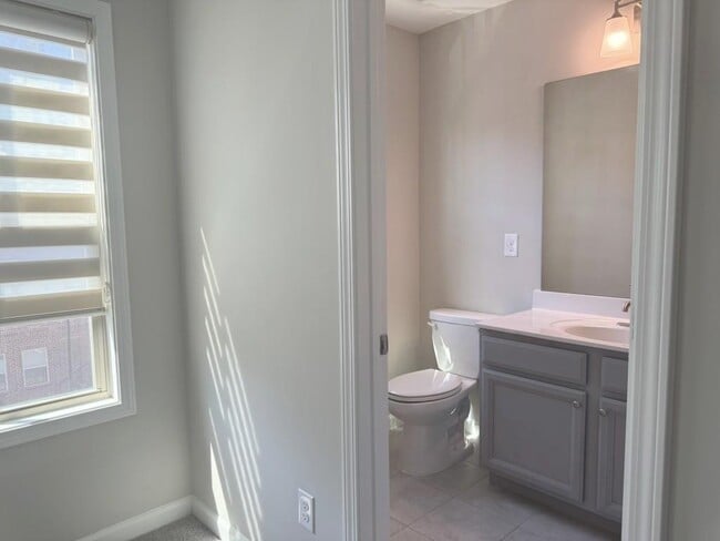 Building Photo - 381 Northaven Ave