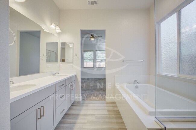 Building Photo - Fabulous floorplan; 3 bdrm 3 bthm + bonus ...