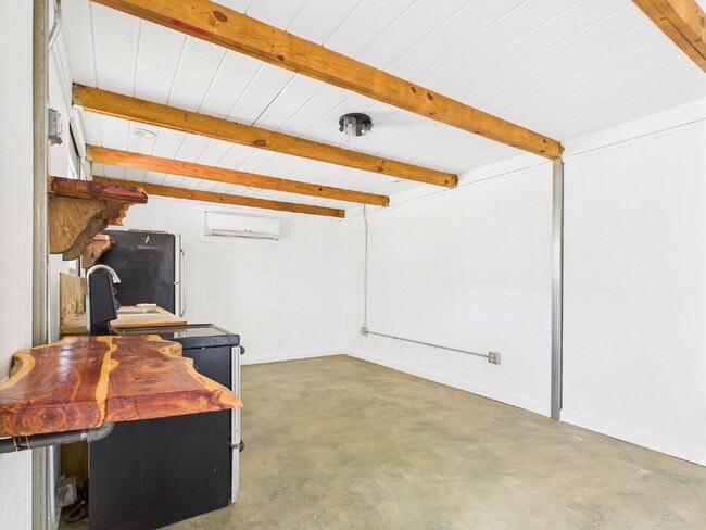Building Photo - "Charming 1-Bedroom 1 Bathroom