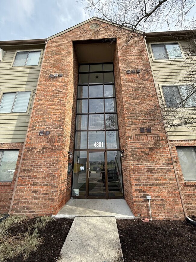 Building Photo - 2 bedroom condo available!