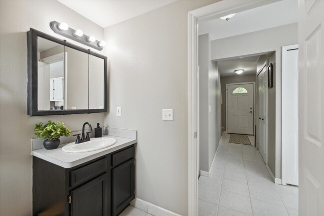 Building Photo - 578 E Mahan Ave