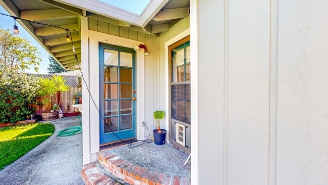 Building Photo - Well Maintain West Side Single Story 3 bedroom 2 bathroom home with 2 car garage