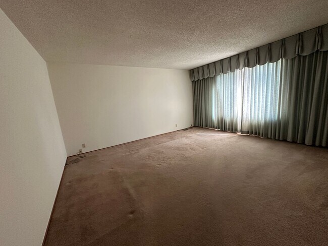 Building Photo - 4 Bedroom, bedrooms with hardwood floors