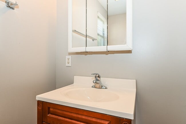 Building Photo - 2611 Lowes Pl