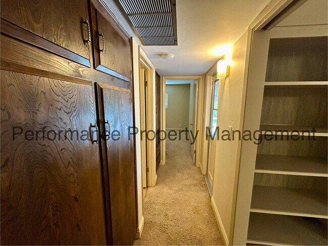 Building Photo - Cozy 3 Bed/2 Bath SW Bakersfield Home w/ Pool & $0 Deposit Option