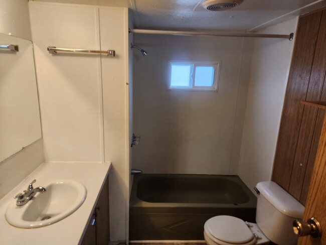 Building Photo - ***1 BD 1 BA Mobile Home Available in Namp...
