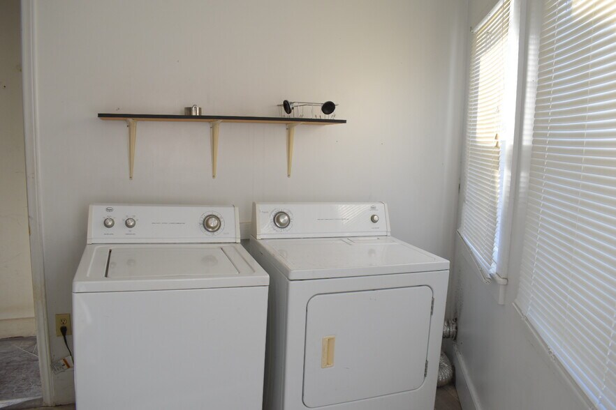 Building Photo - 215 N 5th Ave