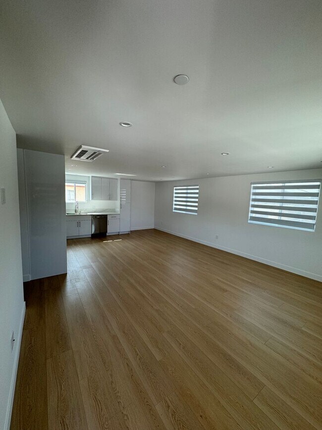 Building Photo - Spacious 1000 Sq. Ft. Single-Floor Back AD...