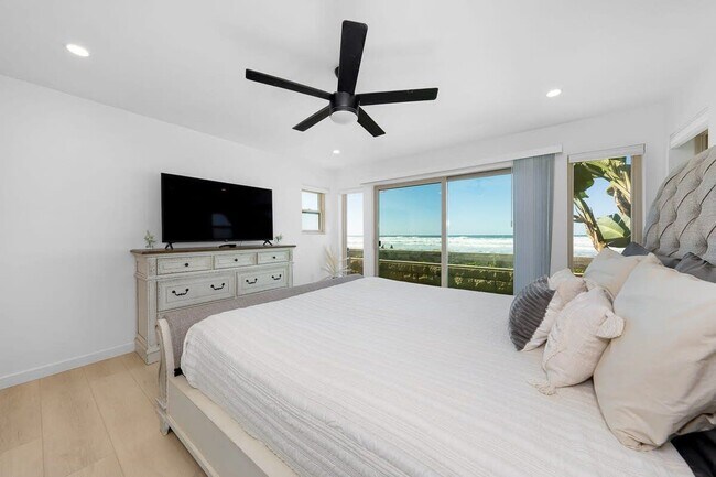 Building Photo - 3901 Ocean Front Walk