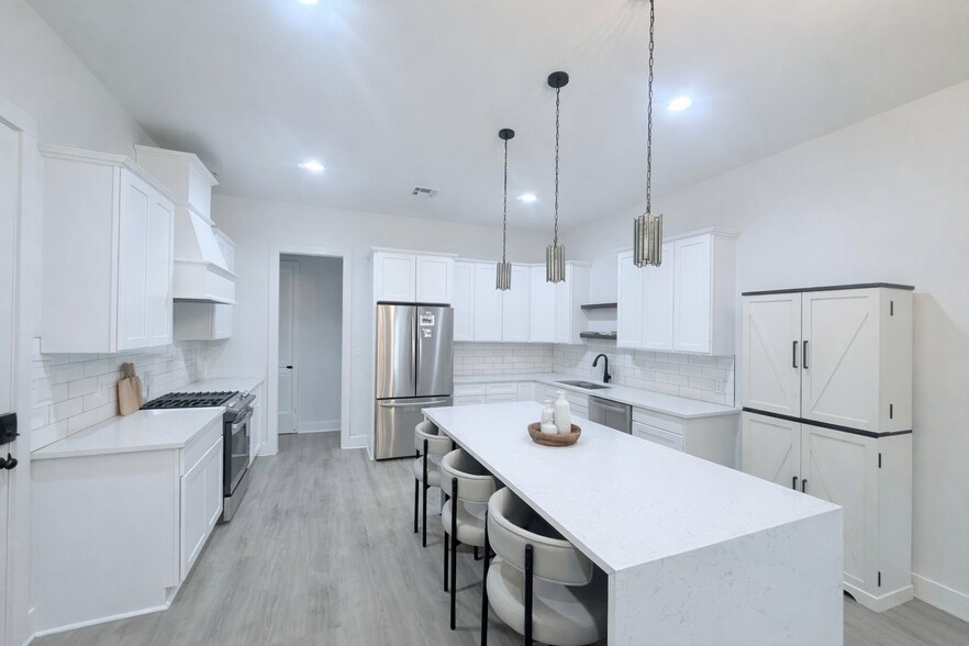 Building Photo - 2240 Caroline St