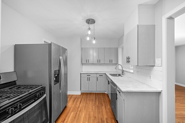 Building Photo - 1453 Colonial Rd