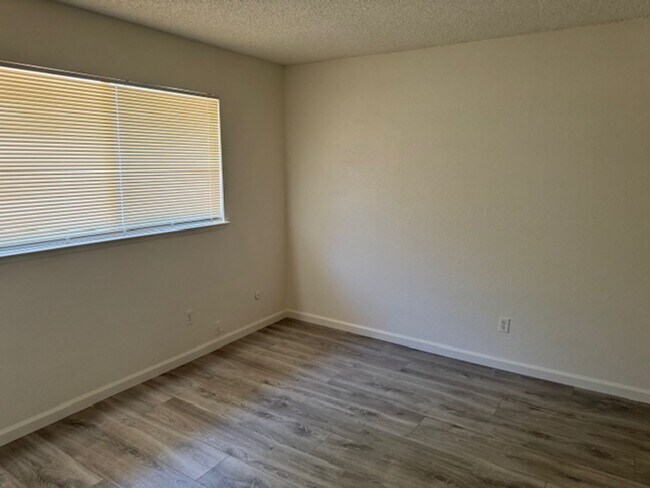Building Photo - Duplex for Rent in S. Sacramento